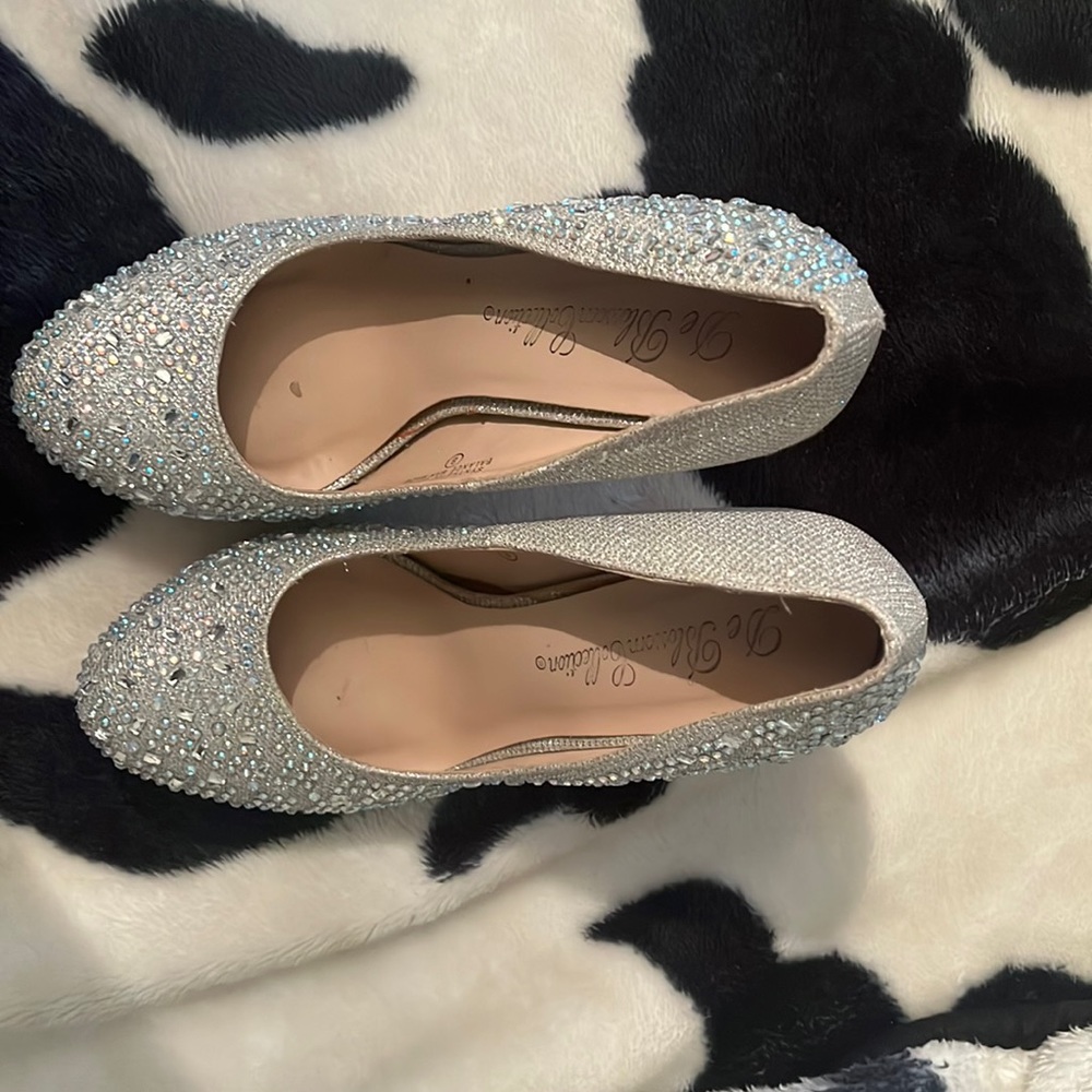 I am selling pairs of shoes